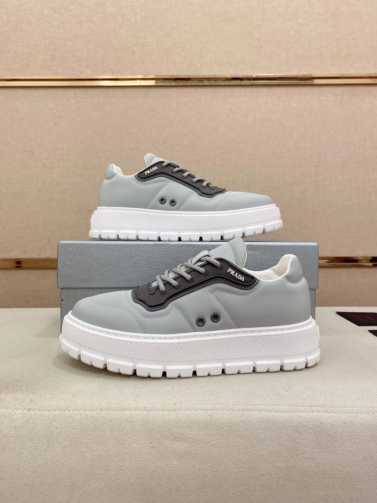 Factory price 580💰 ✔️✔️✔️High version High-quality new PRADA counters are on the market simultaneously, new men's shoes, 😘fabrics imported technological waterproof fabrics, made by pure handicrafts. Lining: Full cowhide lining. 👍🏿 High-end ☄️ air-cushion molded anti-slip rubber outsole, exquisite lines, simple and elegant, comfortable and high-end for leisure travel. Code number: 38 to 45